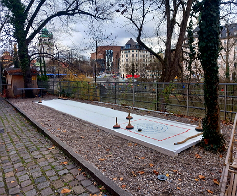 Eisstockbahn mit Holzunterbau
